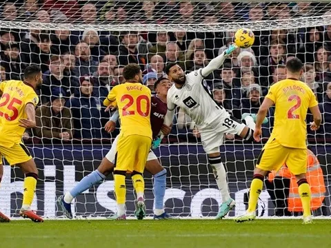 Aston Villa bị VAR cướp mất bàn thắng