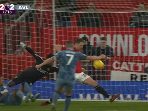 Jonny Evans cứu thua không tưởng trên vạch vôi