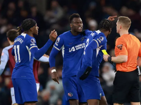 Các cầu thủ Chelsea cự cãi trọng tài quyết liệt