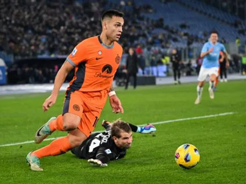 Roma thua sốc, lỡ cơ hội top 4; Inter bắt đầu tách tốp