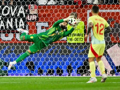 ''Người nhện'' Arsenal khiến Albania ngao ngán