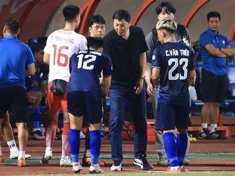 Kiatisuk từ chức tại CAHN; Ông Kim Sang-sik gọi Văn Lâm, "Vua săn Tây" lên tuyển