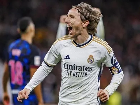 Modric bắn tín hiệu cho Real