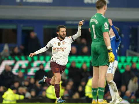 Ngược dòng trước Everton, Man City trở lại đường đua vô địch