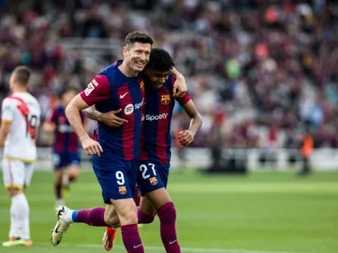 Đám đông CĐV Barca kêu gọi Laporta từ chức