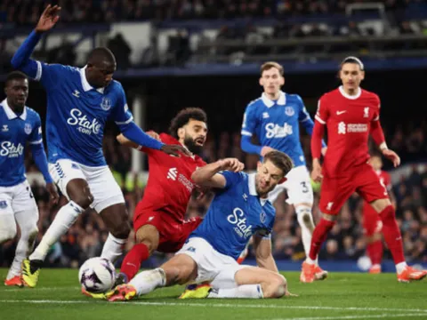 Tử địa Goodison Park khiến Liverpool buông súng đầu hàng