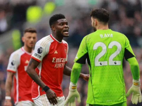 Arsenal sẽ mất Raya đầu mùa tới