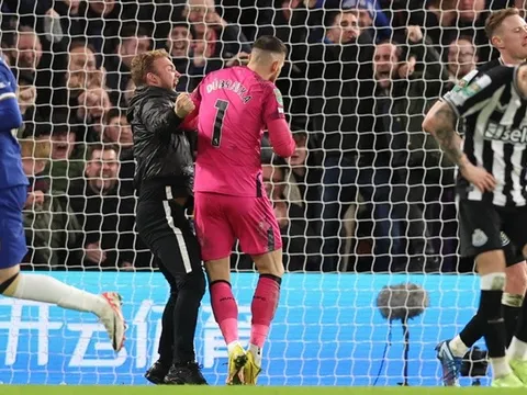 Fan cuồng "trêu ngươi" Dubravka sau khi Chelsea gỡ hòa