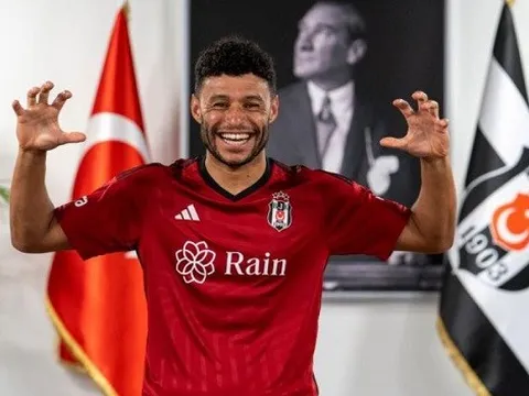 Cựu cầu thủ Arsenal tái hiện chiếc thẻ đỏ của David Beckham