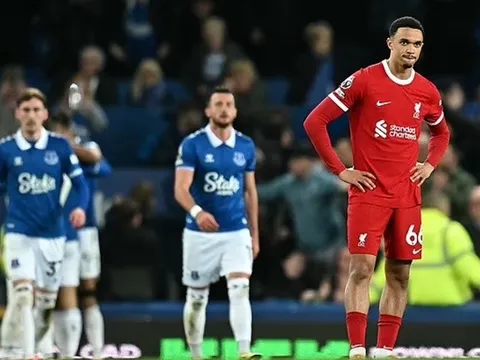 Alexander-Arnold thất thần trên ghế dự bị