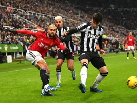 "Sẽ là sai lầm nếu Man Utd thay thế cậu ấy trong tháng Một"