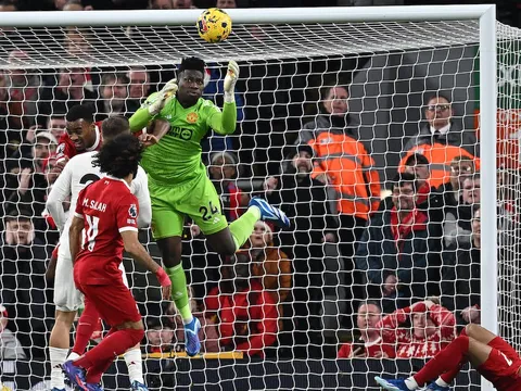 Van Dijk tức giận tố câu giờ, Onana phản ứng láu cá