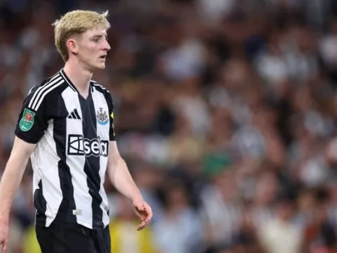 Arsenal cân nhắc vụ Anthony Gordon