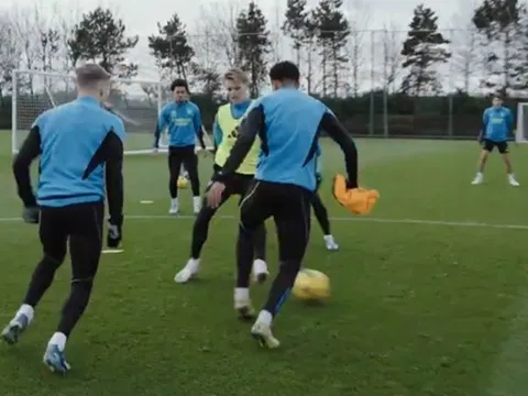 Arsenal chuyền ban bật như hack; Odegaard 'dẻo như kẹo'