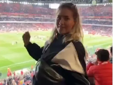 Arsenal hủy diệt Chelsea, bạn gái Odegaard ăn mừng đáng yêu