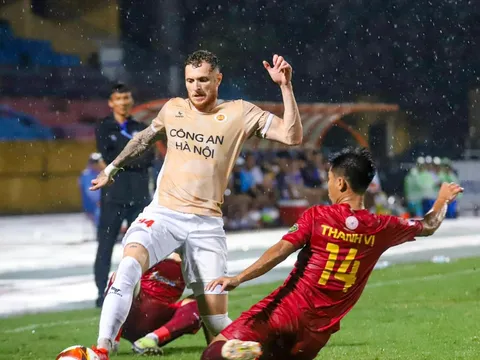 Bị CAHN đè bẹp, HLV nêu lý do vì... trời mưa