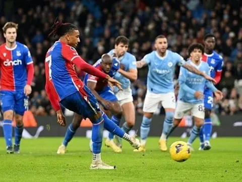 Bi kịch phút bù giờ, Man City "tự hủy" đầy cay đắng