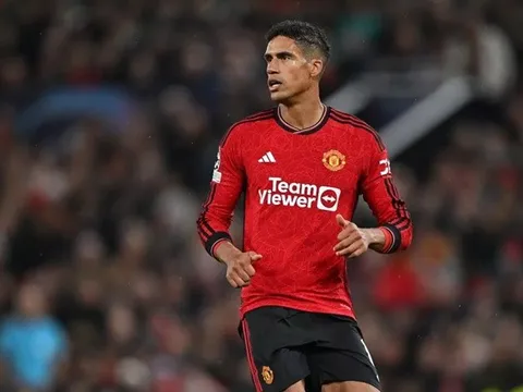 Biến xuất hiện, Varane "quay xe" với Man Utd