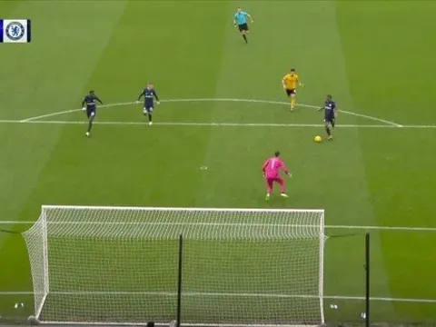 Bỏ lỡ không tưởng, CĐV Chelsea trút giận lên Sterling