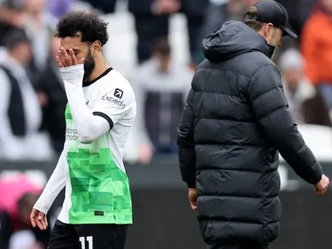 Carragher nói lý do Salah tranh cãi với Klopp