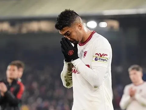 Carragher "sấy tóc" Casemiro