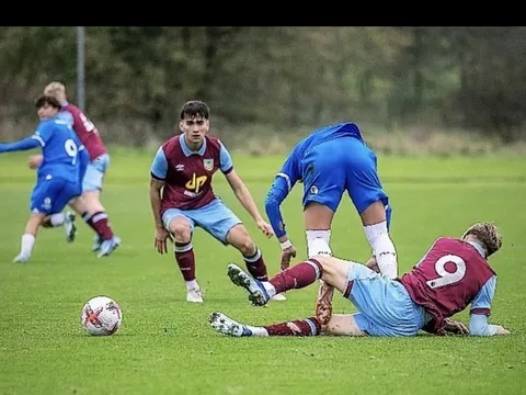 Sao Việt kiều tỏa sáng tại nước Anh; Kiatisuk có thể bị HAGL sa thải