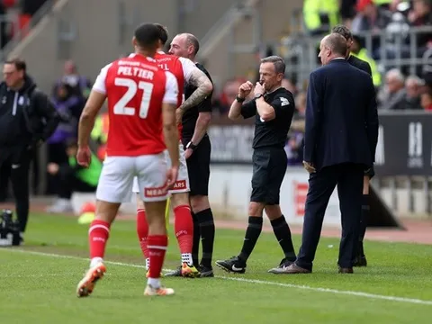 CĐV nguy kịch, trận đấu Championship tạm dừng 35 phút