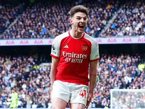 CĐV Spurs lăng mạ Rice và cái kết đắng