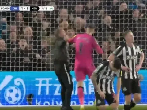 CĐV xông vào Dubravka, Chelsea ra ngay quyết định