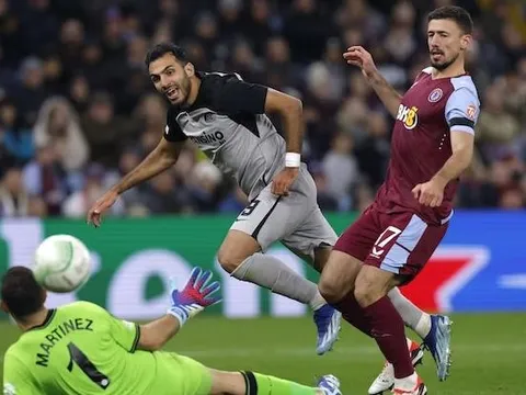 Chelsea 'xem giò' tiền đạo AZ Alkmaar
