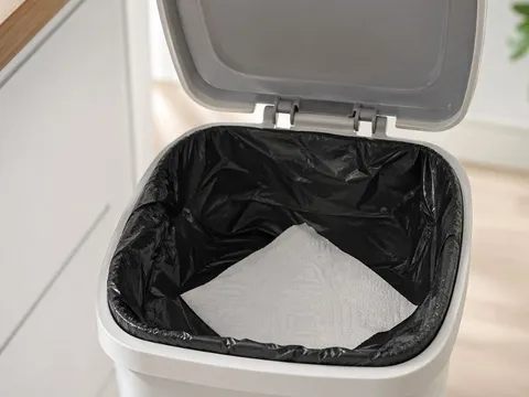  Chỉ cần đặt một tờ giấy vào thùng rác: Mẹo nhỏ tiện lợi bất ngờ