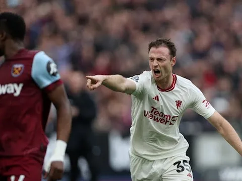 Choáng với hàng thủ Man Utd