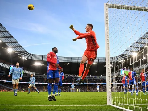 Chơi lên đồng, kẻ bị M.U hắt hủi khiến Man City ôm hận