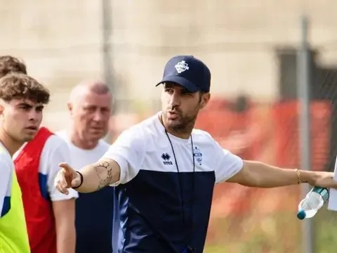 Cạn lời Netizen Indonesia, đội bóng của Cesc Fabregas bị nguyền rủa