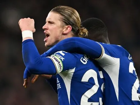 Điên rồ Conor Gallagher