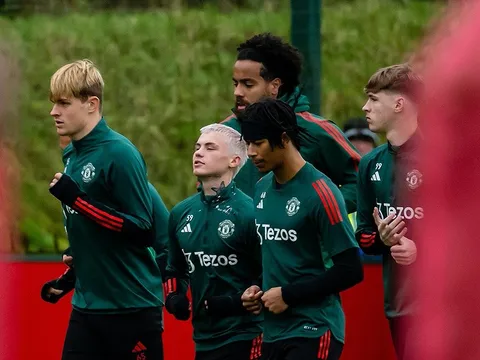 Cú hích xuất hiện; M.U đôn cầu thủ 36 tuổi từ đội trẻ lên tập luyện