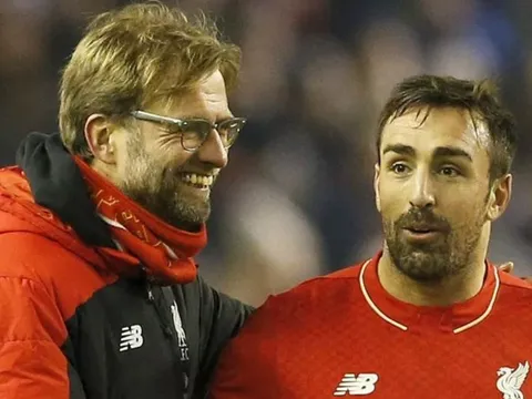 Cựu hậu vệ Liverpool đáp trả lời chỉ trích của HLV Klopp