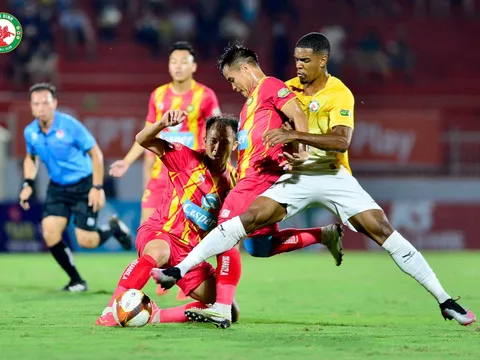 Cựu vua phá lưới V-League ra đòn, cầu thủ Bình Định xịt máu