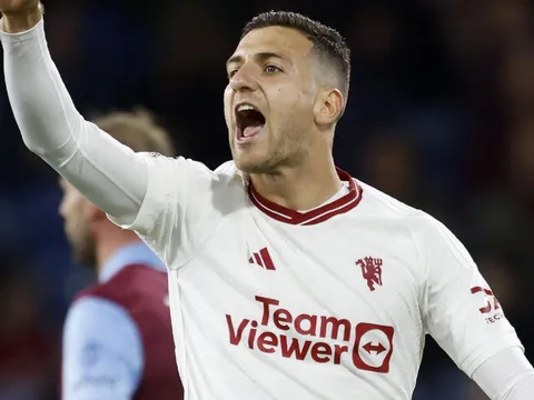 "Michael Oliver là trọng tài giỏi nhất ở Premier League, nhưng..."