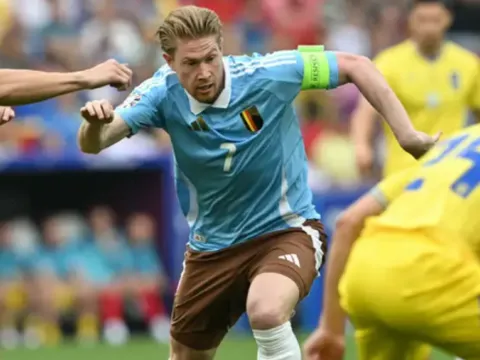 De Bruyne chửi thẳng mặt phóng viên "ngu ngốc" trong buổi họp báo