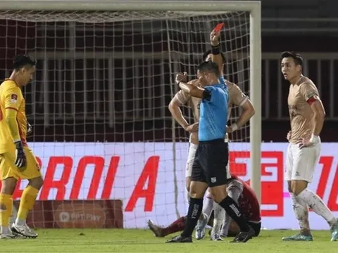 CAHN phơi áo trong thế thiếu người; Hà Nội lội ngược dòng với cú đúp của Văn Quyết