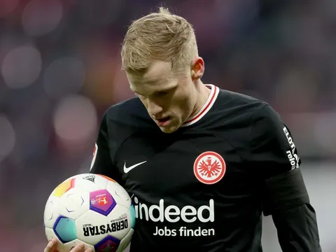 Donny van de Beek báo tin dữ cho M.U