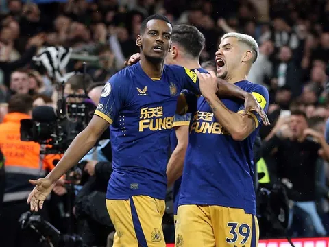 Eddie Howe làm rõ tương lai của Guimaraes và Isak