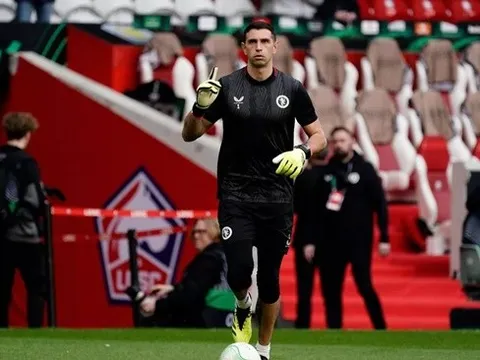 Emi Martinez đón nhận cơn thịnh nộ tại Pháp