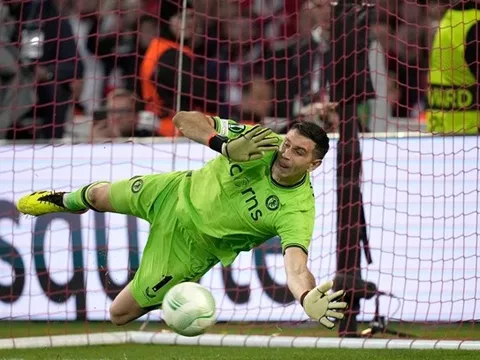 Emi Martinez là kẻ phản diện hoàn hảo