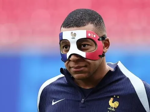 Patrice Evra đeo 'mặt nạ Kylian Mbappe'