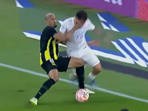 Fabinho bị đuổi khỏi sân vì đụng đến đồng đội của CR7