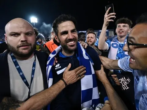 Fabregas vỡ òa vì chiến tích lịch sử sau 21 năm