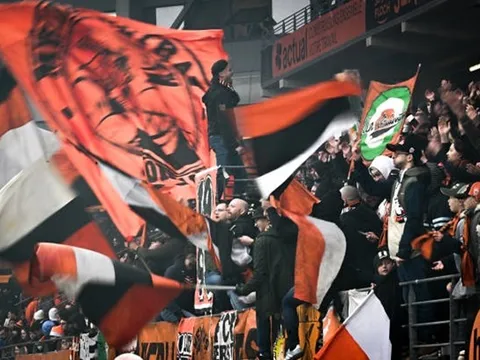 Cổ động viên Lorient “khủng bố” đội nhà bằng gần nửa tạ cá thối