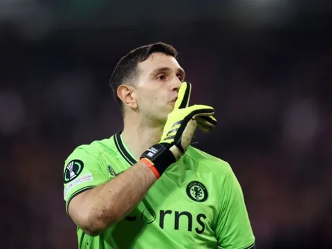 Vì sao Emi Martinez bị 2 thẻ vàng vẫn tiếp tục được thi đấu?